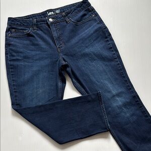 Lee women’s dark blue mid rise, straight leg, regular fit jeans. 14 petite